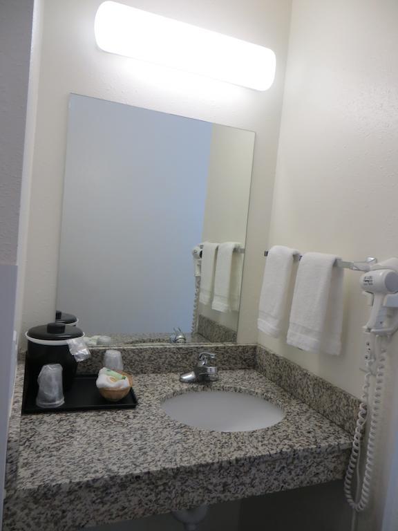 Travelodge By Wyndham Missouri Valley Экстерьер фото
