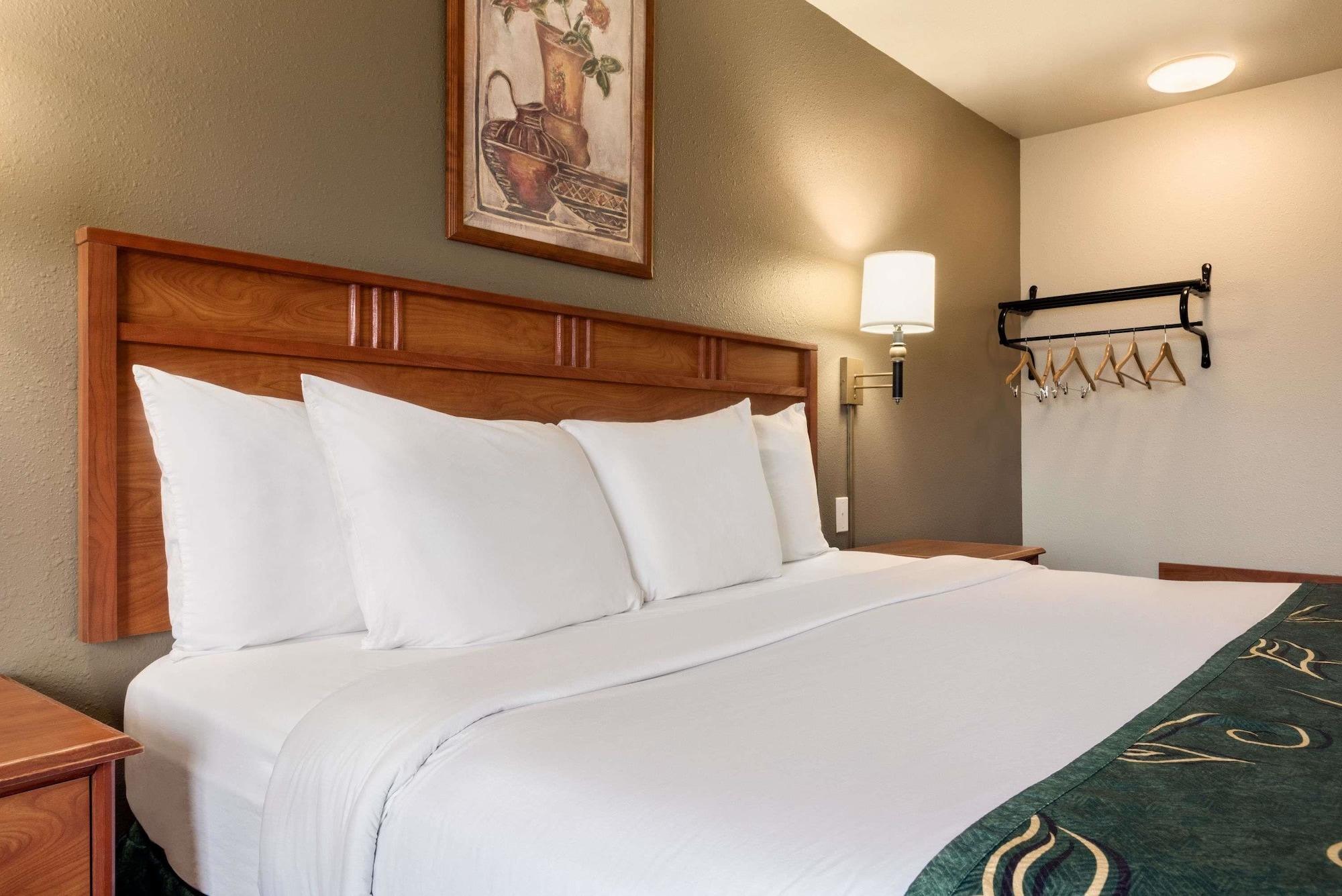 Travelodge By Wyndham Missouri Valley Экстерьер фото